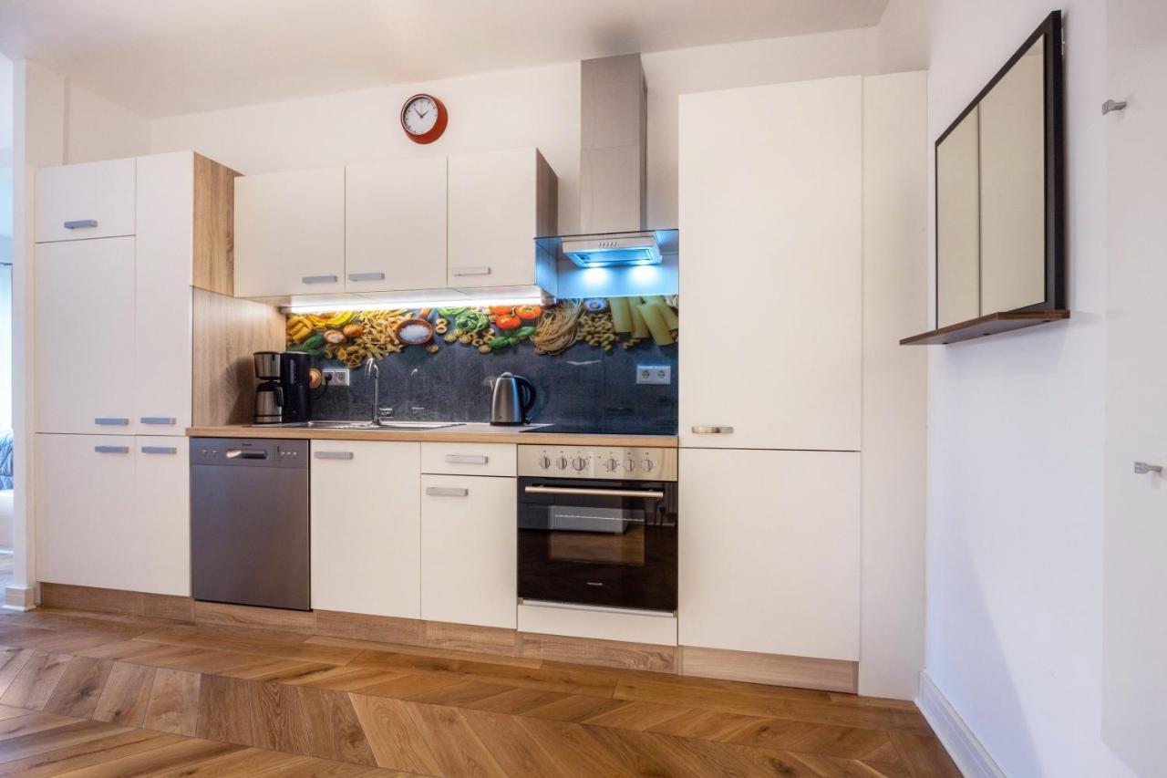 - App 1 Apartment *